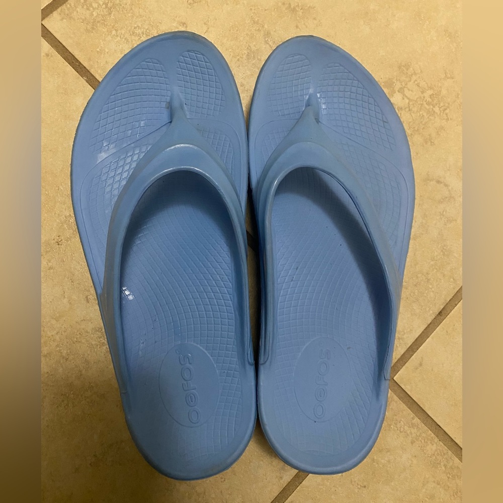 Oofos W8 flip flops